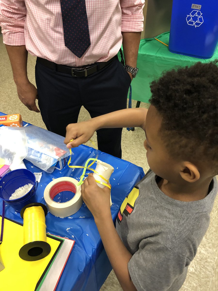 SOMusicalMoss's tweet photo. Thanks @ireneamelia1 for helping me run the #scienceofsound #makeractivity this evening!! Everyone made some really #innovative musical instruments &amp; explained how they worked using #sciencevocab #loyolaET @LoyolaET @LoyolaEducation https://t.co/QCTs2yQ0uC