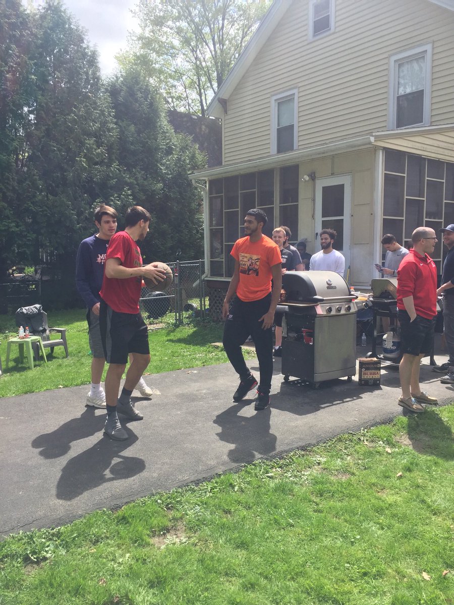 OStateHoops's tweet photo. BBQ with the squad!
#FindAWay #GoodGameAC https://t.co/yTNX8pTa8T
