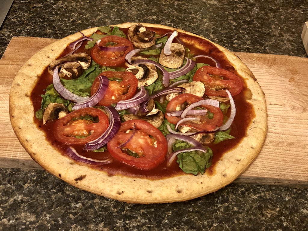 BeBoldEatPlants's tweet photo. Made fantastic #WFPBNO pizza tonight! The crust is the #Engine2 whole wheat pizza crust. Used oil free pizza sauce w/ a layer of fresh spinach, Roma tomatoes, red onions, &amp; mushrooms. Had a huge salad &amp; a bowl of fresh fruit-strawberries, blueberries, &amp; mango. Yum! #plantstrong https://t.co/HXsuzdXi3T