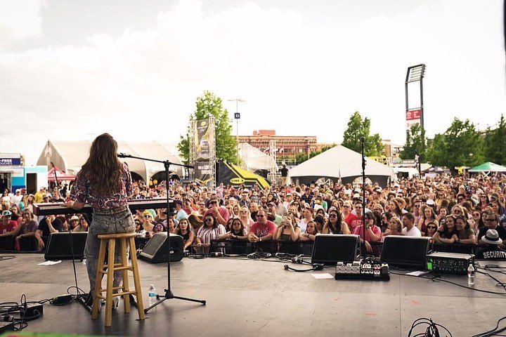 abbya_music's tweet photo. GOT HOME FROM @offtherailsdfw YESTERDAY, HEADING OUT TO LA RN &amp; COUNTING MY BLESSINGS LOOKING AT THESE PICS (especially last one what the heck😭) CUZ WHAT THE FRICK I GET TO DANCE &amp; SING EVERYDAY &amp; YA'LL ACTUALLY COME TO WATCH ME DO WHAT I LOVE SO THANK YOU
📸: @ZackMorrisMEDIA https://t.co/YlkR6lV6d2