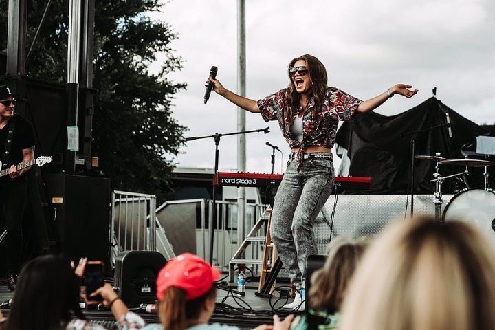 abbya_music's tweet photo. GOT HOME FROM @offtherailsdfw YESTERDAY, HEADING OUT TO LA RN &amp; COUNTING MY BLESSINGS LOOKING AT THESE PICS (especially last one what the heck😭) CUZ WHAT THE FRICK I GET TO DANCE &amp; SING EVERYDAY &amp; YA'LL ACTUALLY COME TO WATCH ME DO WHAT I LOVE SO THANK YOU
📸: @ZackMorrisMEDIA https://t.co/YlkR6lV6d2