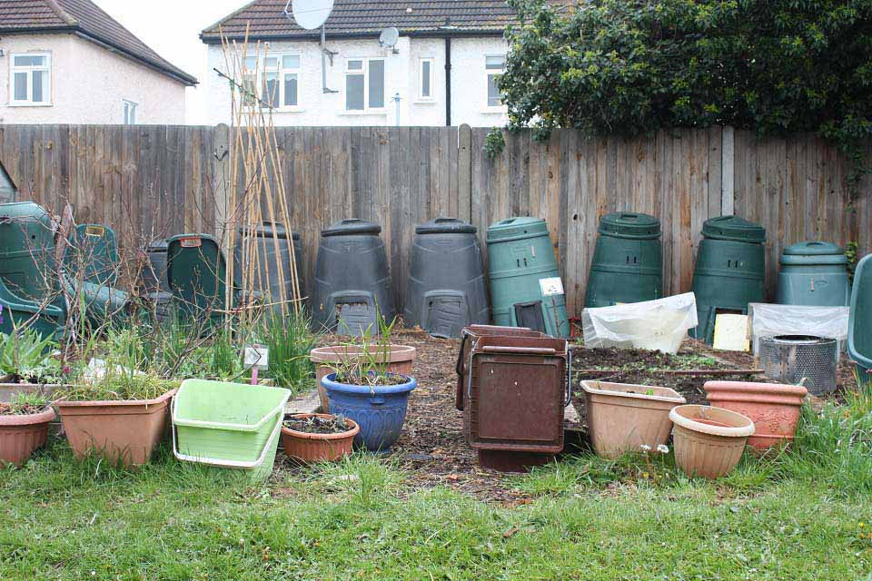 LukeEthanHowe's tweet photo. Up to 50% of the rubbish put in mixed waste garbage bins is organic material such as food waste! This takes up large amounts of space in landfill and contributes to greenhouse gases! A school compost bin is a great way to educate students and help improve our environment! https://t.co/ofm13CSZcI