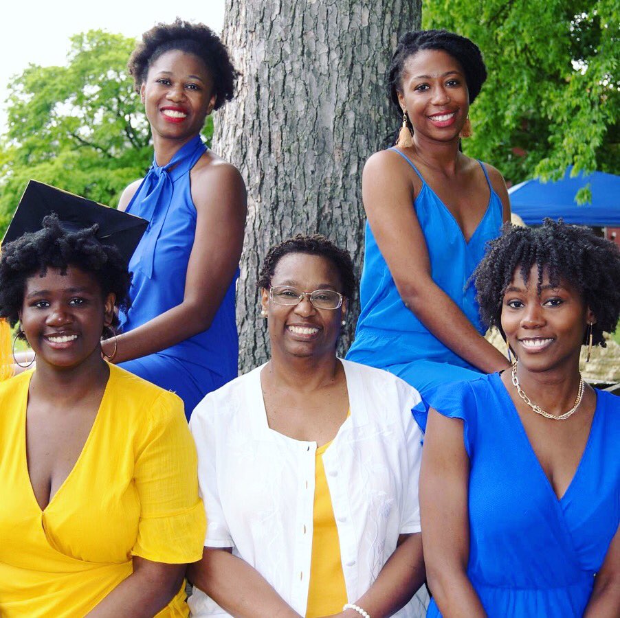HBCUstory's tweet photo. FISK QUEENS TO BE 👑| “Proud like her mother and ooh momma’s sweet, so you know that juicy fruit ain’t gon fall too far from the tree.” The Sease Family of Fiskites—Mother + Four Daughters | @FISK1866 Classes of ‘77, ‘07, ‘12, ‘14 + ‘19 | #FiskFamily
#SeaseTheMoment https://t.co/WoLUZPLkPQ