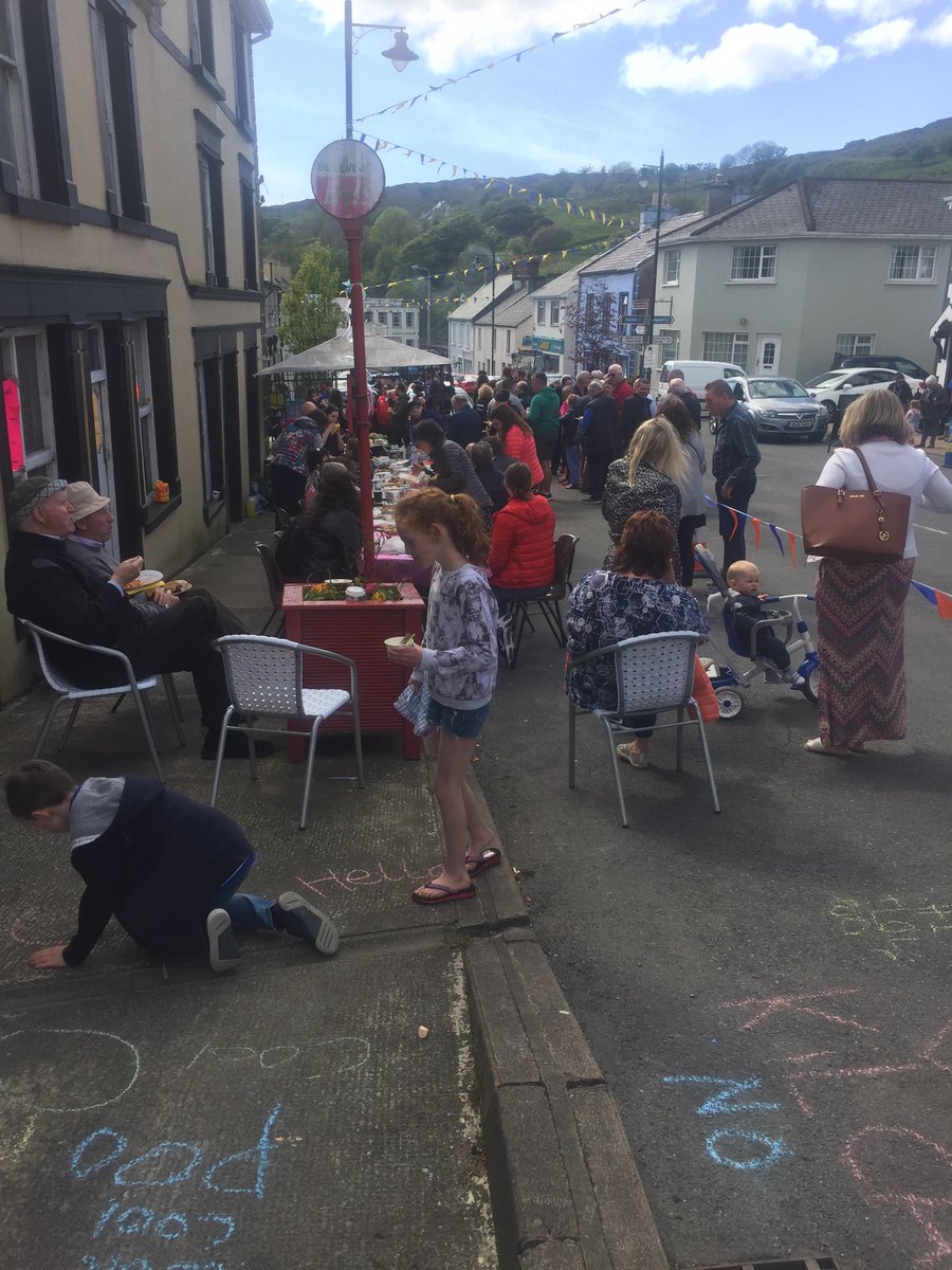 KilcarTidy's tweet photo. @streetfeast #thebighello #streetfeast2019 #kilcar #tidytowns #community #share #neighbours https://t.co/MnRBftqTPg