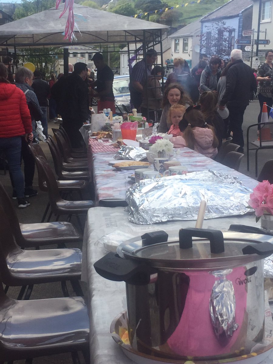 KilcarTidy's tweet photo. @streetfeast #thebighello #streetfeast2019 #kilcar #tidytowns #community #share #neighbours https://t.co/MnRBftqTPg