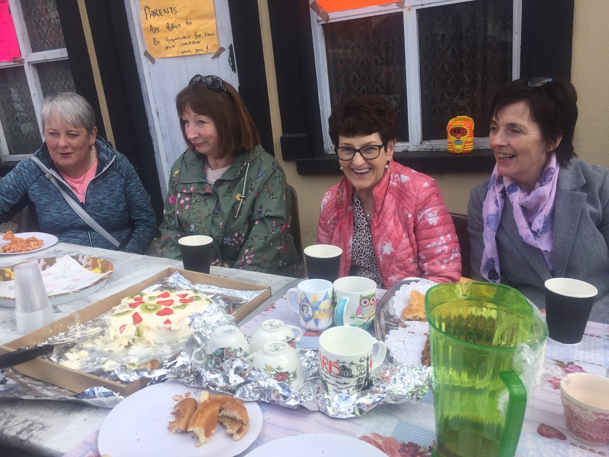 KilcarTidy's tweet photo. @streetfeast #thebighello #streetfeast2019 #kilcar #tidytowns #community #share #neighbours https://t.co/MnRBftqTPg