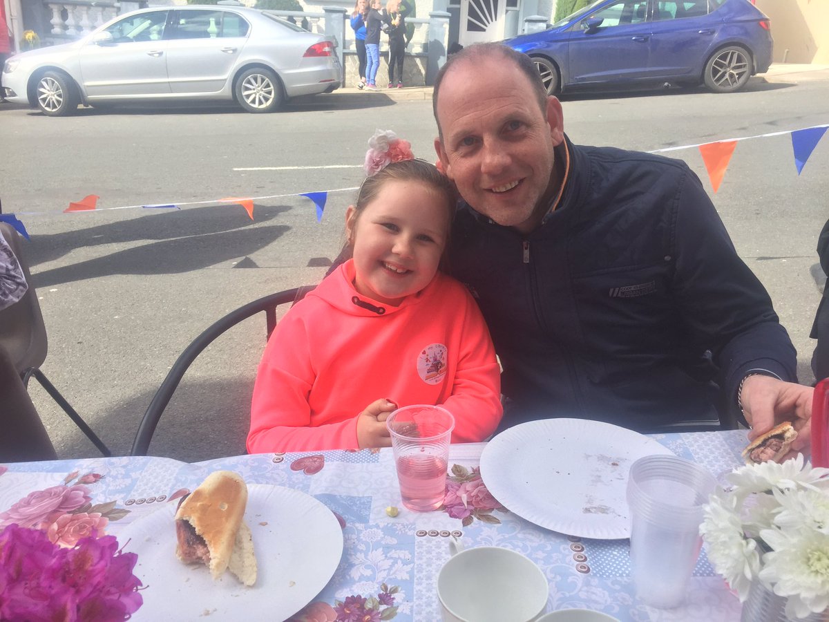 KilcarTidy's tweet photo. @streetfeast #thebighello #streetfeast2019 #kilcar #tidytowns #community #share #neighbours https://t.co/MnRBftqTPg