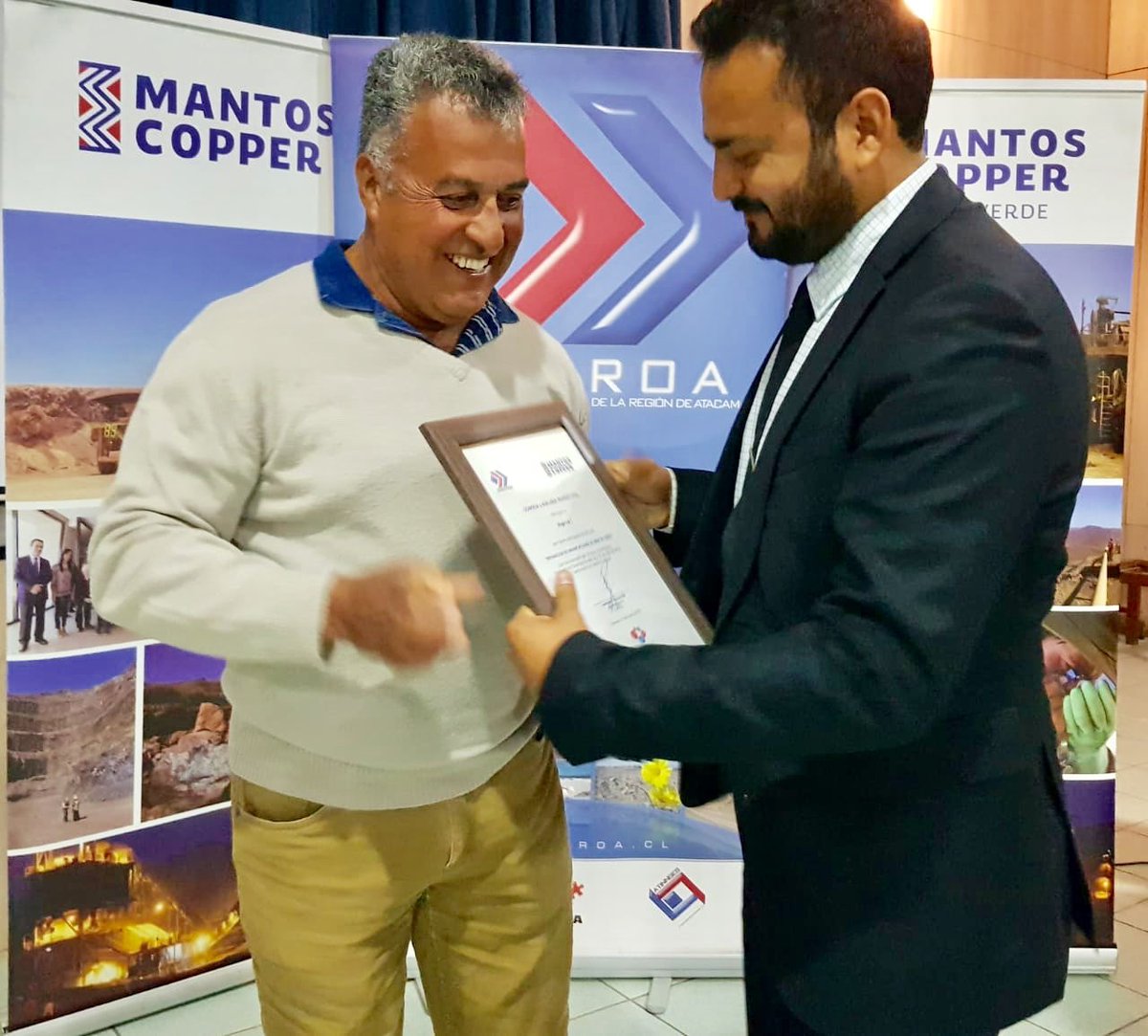 AtacamaEconomia's tweet photo. SEREMI @Manu_Nanjari y @GChanaral @iurcullu participan en cierre de Proyecto de Fomento Productivo de @MantosCopper y @CORPROA junto a dirigentes y socios de sindicatos de pescadores artesanales de #Chañaral. Seguiremos apoyando iniciativas que promuevan el desarollo del sector. https://t.co/UJcSzBtIho