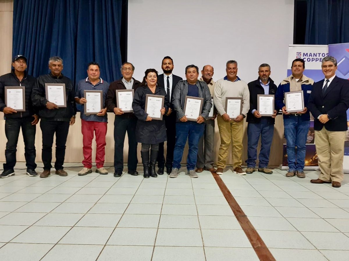 AtacamaEconomia's tweet photo. SEREMI @Manu_Nanjari y @GChanaral @iurcullu participan en cierre de Proyecto de Fomento Productivo de @MantosCopper y @CORPROA junto a dirigentes y socios de sindicatos de pescadores artesanales de #Chañaral. Seguiremos apoyando iniciativas que promuevan el desarollo del sector. https://t.co/UJcSzBtIho