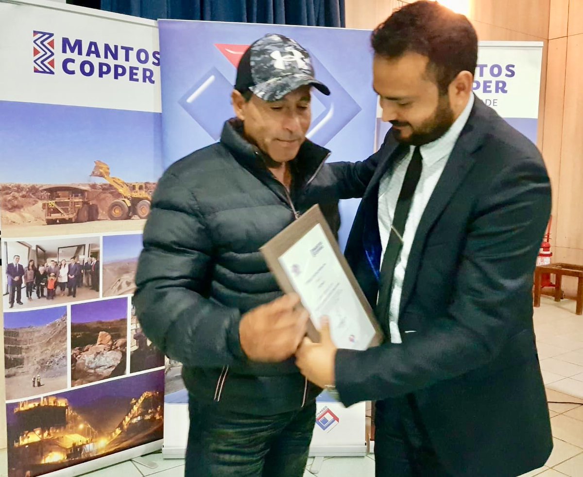 AtacamaEconomia's tweet photo. SEREMI @Manu_Nanjari y @GChanaral @iurcullu participan en cierre de Proyecto de Fomento Productivo de @MantosCopper y @CORPROA junto a dirigentes y socios de sindicatos de pescadores artesanales de #Chañaral. Seguiremos apoyando iniciativas que promuevan el desarollo del sector. https://t.co/UJcSzBtIho