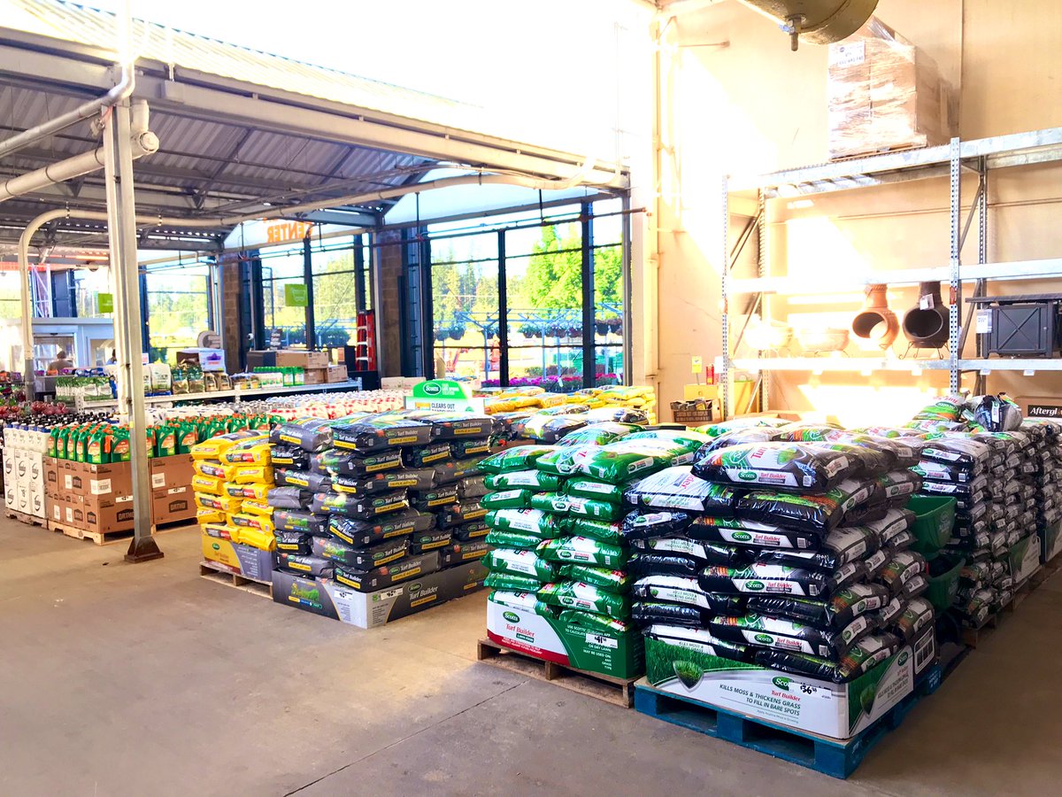 THDHAMEISTER's tweet photo. Locked and loaded for a busy week in garden! #4726mightymarysville #ownthespring #gardenseason #scottsmiraclegro @areyna4707 @TracieD317 @MiracleGro https://t.co/BcUlzgDlTd