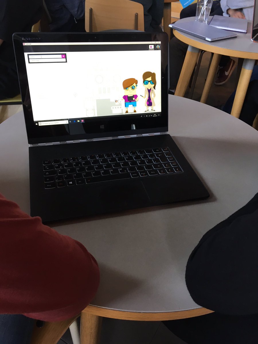 code_your_life's tweet photo. Jetzt dürfen die Schülerinnen & Schüler selbst den #TurtleCoder zum Glühen bringen. 😉 #programmiere @ReDISchool @MicrosoftBerlin #DigitalFuerAlle https://t.co/oC52mRnuLH