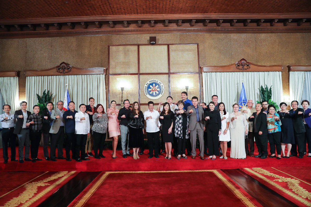 LOOK: The celebrities who atended the "dinner for artists" hosted by  #PresidentDuterte's partner, Honeylet Avanceña, in Malacañang on Tuesday night. : Palace photos |  @NCorralesINQ