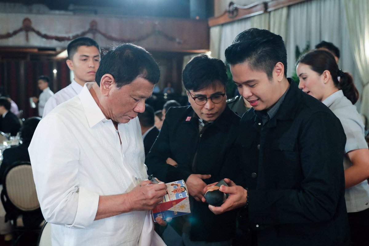 MORE: LOOK: The celebrities who atended the "dinner for artists" hosted by  #PresidentDuterte's partner, Honeylet Avanceña, in Malacañang on Tuesday night. : Palace photos |  @NCorralesINQ