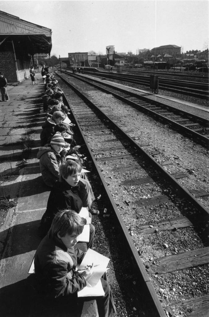 The pre Xbox era.... 1) A young #JohnSpeed examining a #BattleOfBritain Class #Locomotive at #SouthernRegion #BritishRailways Works #Eastleigh 3/8/60.... 📸#WilliamVanderson
2) School children sit along the edge of the platform #WestEaling Station #London.... 📸#JohnMinihan