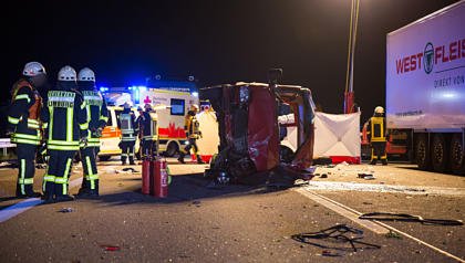 Horror-Unfall in Mittelhessen: Eine Tote - Mehrere lebensgefährlich verletzt - Gießener beteiligt: wetterauer-zeitung.de/586737 #Hessen