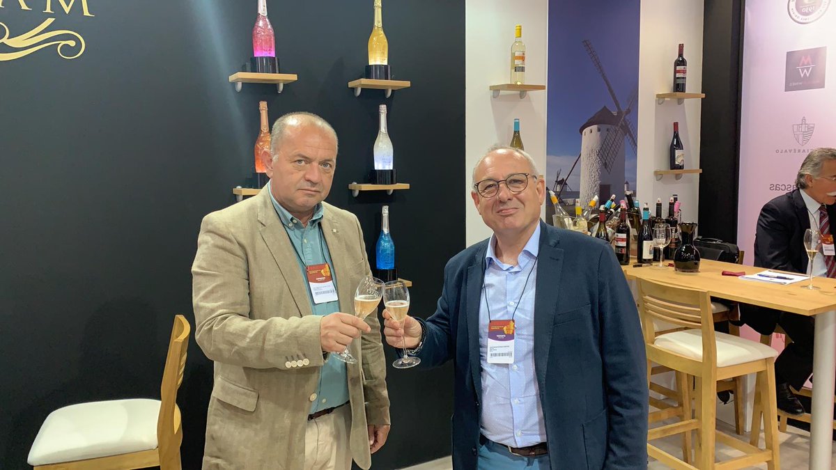 OresyBryan's tweet photo. Ayer tuvimos una cita en @Fenavin_Oficial la feria de referencia del #VinoEspañol donde hemos aprovechado para saludar a algunos clientes y de paso degustar sus estupendos vinos @bodegasdelsaz https://t.co/T9Je43uQ1p