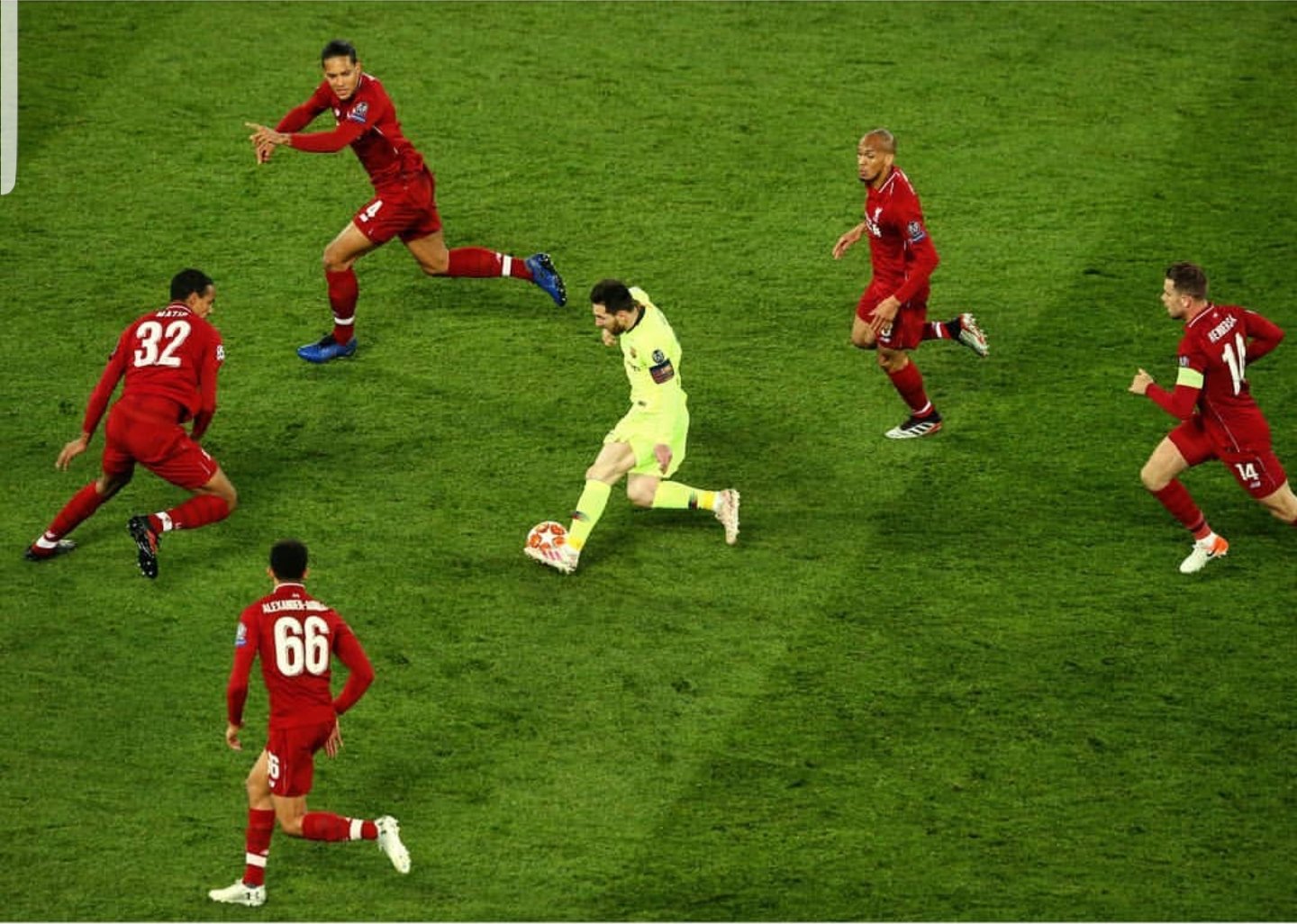Messi như một "bọ chét" luôn đầy khả năng phá vỡ phòng ngự đối phương.