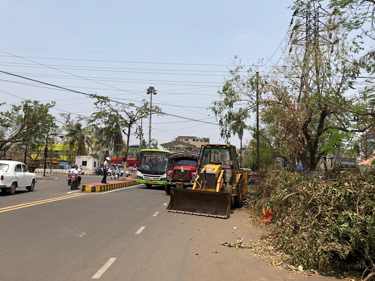 bmcbbsr's tweet photo. Road clearance work continues with the lifting up of branches near Madhusudan Nagar #Bhubaneswar to ensure easy movement of traffic. Citizens are requested to support the staff in any possible way. #OdishaFightsBackFANI #FaniAftermath #StandWithBBSR https://t.co/asKthOZdpc