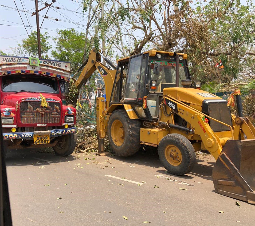 bmcbbsr's tweet photo. Road clearance work continues with the lifting up of branches near Madhusudan Nagar #Bhubaneswar to ensure easy movement of traffic. Citizens are requested to support the staff in any possible way. #OdishaFightsBackFANI #FaniAftermath #StandWithBBSR https://t.co/asKthOZdpc