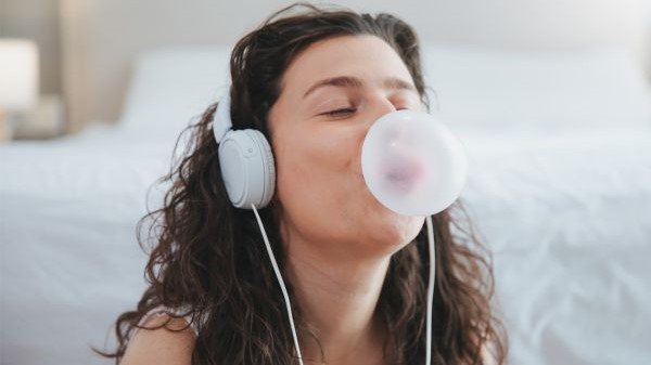 Consumentenbond's tweet photo. Samen met andere Europese consumentenorganisaties roepen we de Europese Commissie op om het gebruik van titaniumdioxide (E171) in voedsel te verbieden. E171 zit onder meer in witgekleurde snoepjes en kauwgom: https://t.co/OMPKFAW2UE
@beuc #nieuws #enummers https://t.co/GoCTmbSE06