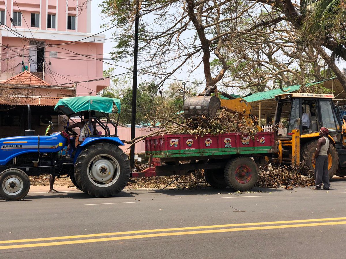 bmcbbsr's tweet photo. Road clearance work continues with the lifting up of branches near Madhusudan Nagar #Bhubaneswar to ensure easy movement of traffic. Citizens are requested to support the staff in any possible way. #OdishaFightsBackFANI #FaniAftermath #StandWithBBSR https://t.co/asKthOZdpc