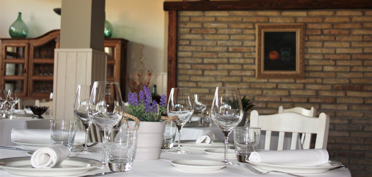 En nuestro luminoso y acogedor comedor disfrutarás de un buen ambiente y trato familiar. ¡Te esperamos! #hectororibe #bibgourmand2019