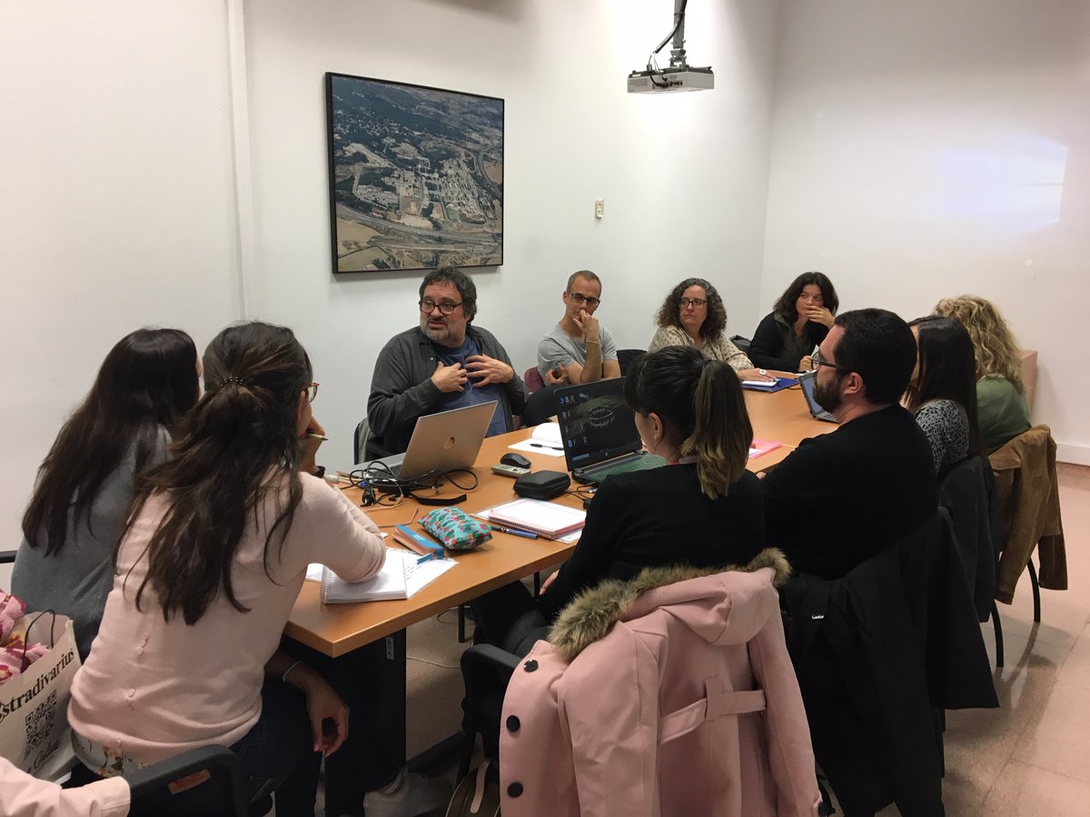 iperaprendre's tweet photo. Ahir vam seguir amb el seminari de reflexió pedagògica Mirades de mestres. Els centres assistents van poder compartir les seves idees sobre com documentar el que faran de l'alumne com a centre de l'aprenentatge. També vam poder seguir reflexionant sobre aquesta mateixa temàtica. https://t.co/3Uor5VLivl