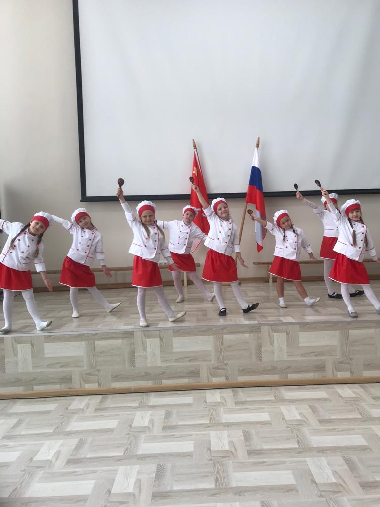 Взаимодействие со школой. Приняли участие в мероприятии посвященное Дню Победы. Муз. руководитель Мысева Н. В.