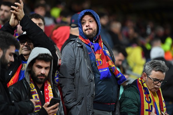 Aficionados del Barça, cabizbajos en Anfield.