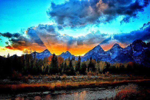 Sunlight peeking over our favorite peaks can only mean one thing!
It’s Teton Tuesday, y’all. As it warms up, we hope you’re spending time out in the beauty that’s all around us. .
.
.
#📷 @brianvenghous
#teton #tetons #tetonguitars #gtnp #tetonnationalpark #grandtetonnational…