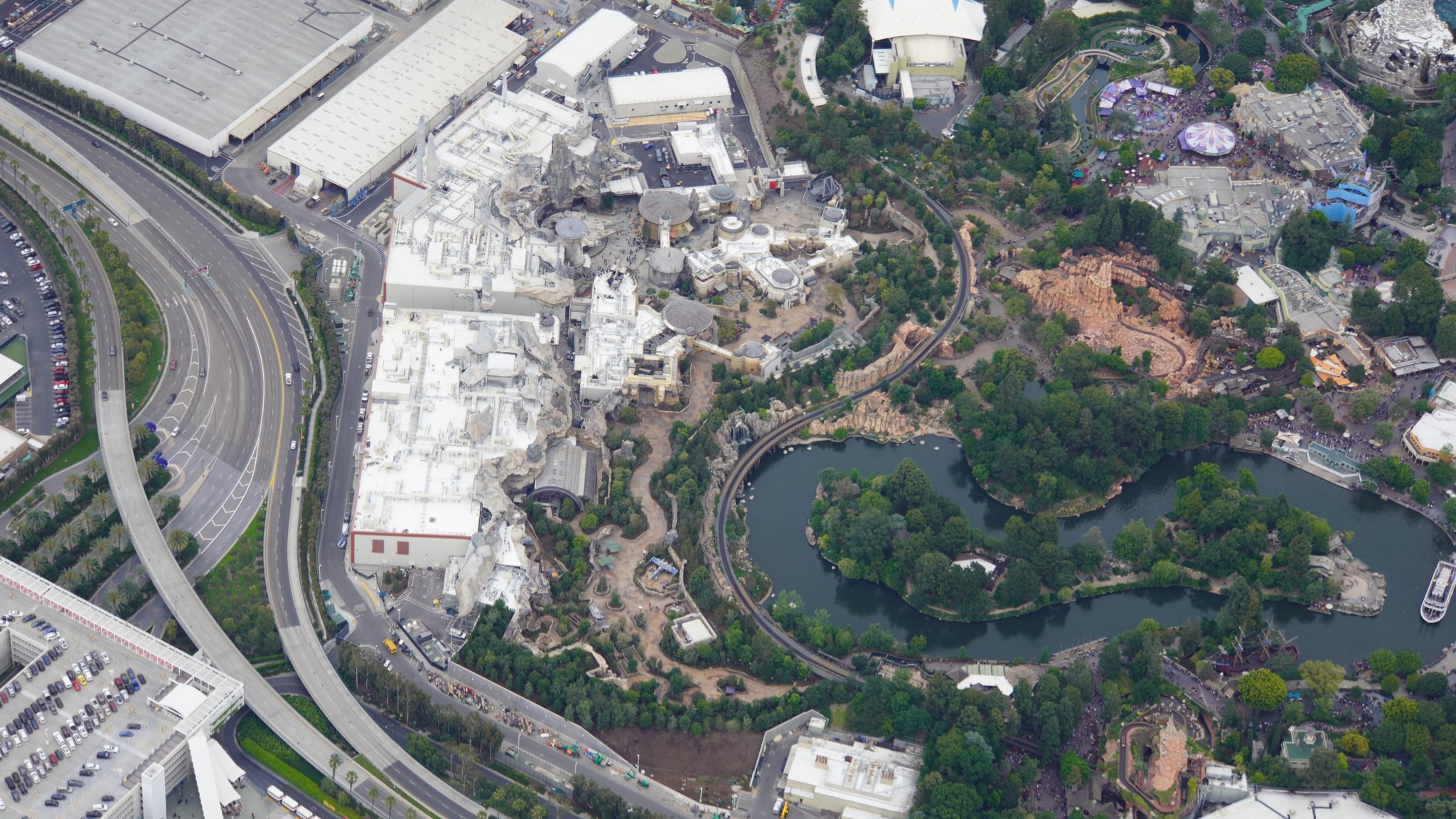 Disneyland Resort vu du ciel, des images sublimes! D6BIWaMUcAEyJPT