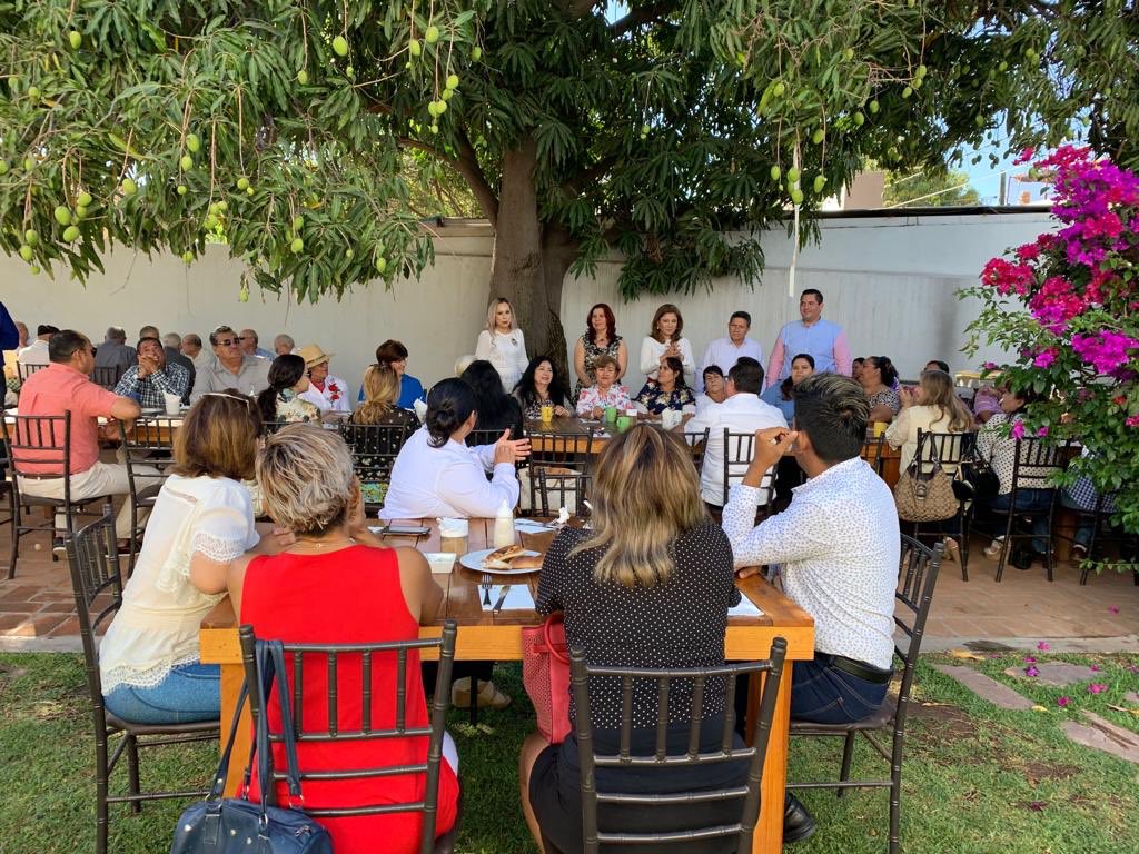 Dulce_RuizC's tweet photo. #SomosPRI llevamos a cabo reunión con liderazgos de las zonas rurales y urbanas de la estructura del Movimiento Territorial en el Municipio de Ahome.
Estuvo presente nuestra Dirigente Estatal y Diputada Local @GloriaHimelda01.
#MTAhome #MTSinaloa https://t.co/WODVzqA2QW