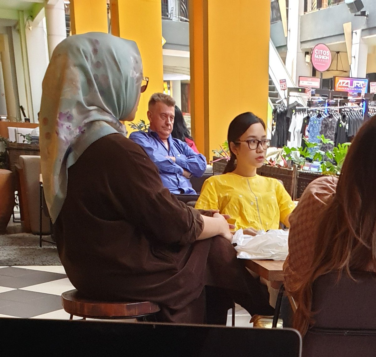 mrtampi's tweet photo. Twitter please do your magic.

Ini bule maki2 waitress di Bermvda - Citos, sampai ngatain stupid.. Hanya karena yg dia mau gak ada (gue tanya, krn semua yg ada udangnya blm dateng bahannya). 

Ujungnya dia lempar buku menunya.

Gue tegur, dia marah. Hampir kelahi. Pingin sih gue. https://t.co/klxcxhqqo7