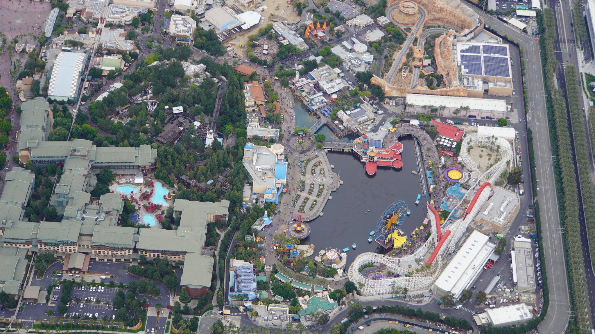 Disneyland Resort vu du ciel, des images sublimes! D6BKDC4UYAAq3Fu