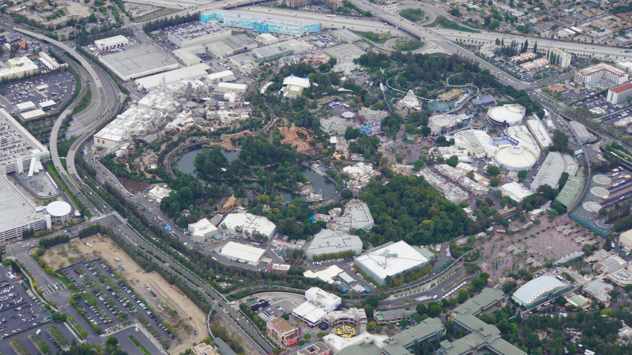 Disneyland Resort vu du ciel, des images sublimes! D6BLdeYUwAAyL-M