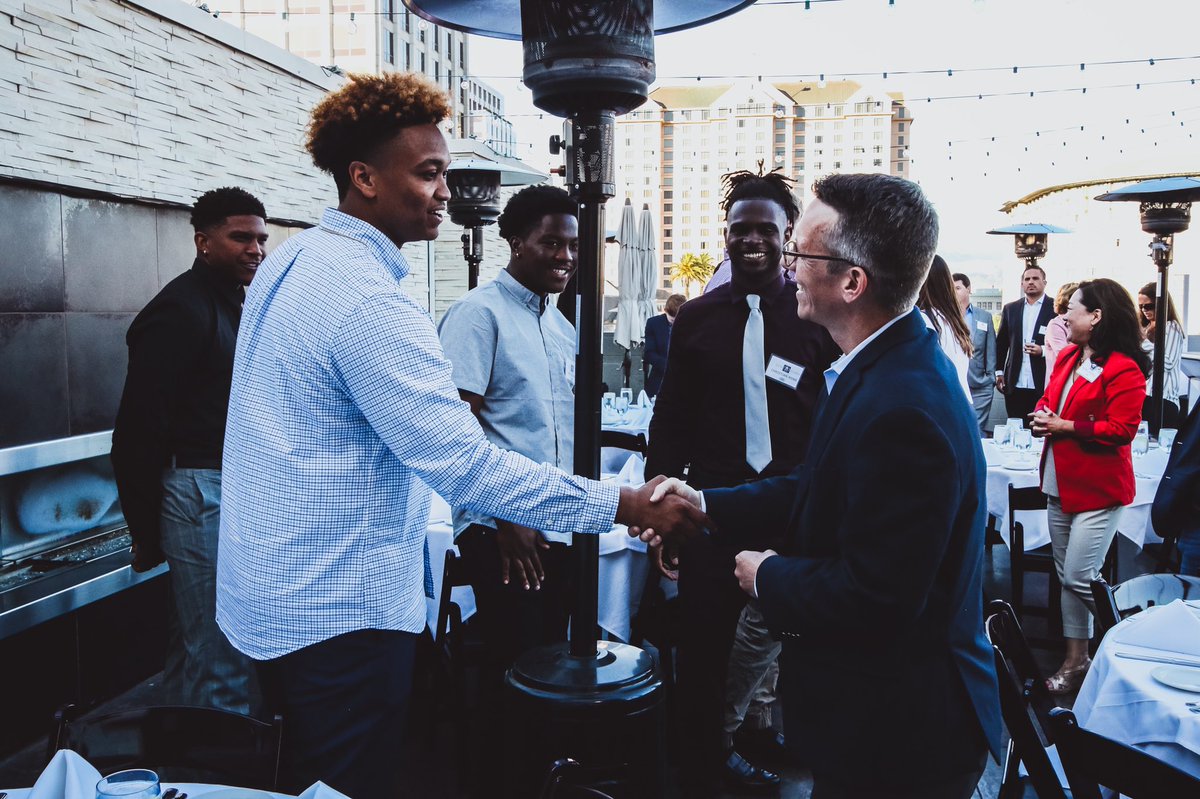sanjosestateBF's tweet photo. Spent the evening celebrating our players, our alumni, & all our #BeyondFootball supporters at the second annual Dinner with a Spartan! #cultivate #networking #onlyinthebay https://t.co/Rmb5WCS48k