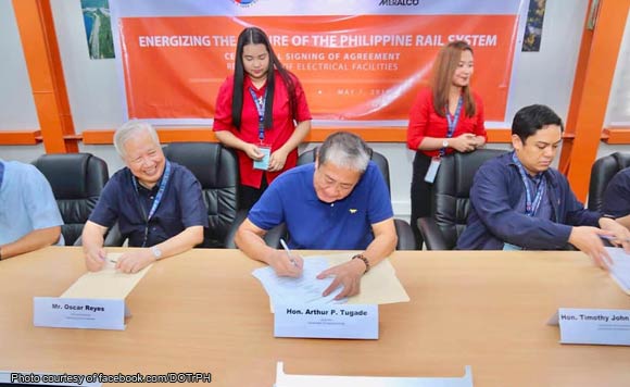PolitikoWatch's tweet image. MOA sa LRT-Cavite ext. pinirmahan na
youtube.com/watch?v=X5pgGN…
@DOTrPH 
#MOA
#ArthurTugade