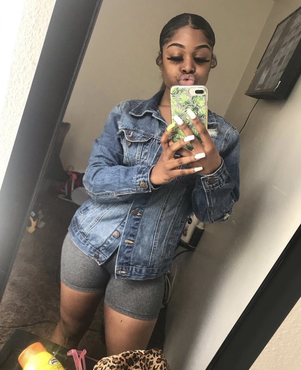 ProjectPoppa65's tweet photo. I had LK super 500 tha Fuck out Deja or slim wouldn’t leave that girl behind for nobody all them days I wanted to hurt her and muffin irritating as Mfs man 😡her thuggin In the hood when niggas wasn’t even out side we gone miss yo crazy ass “ midget” https://t.co/sYa3FMK5XA