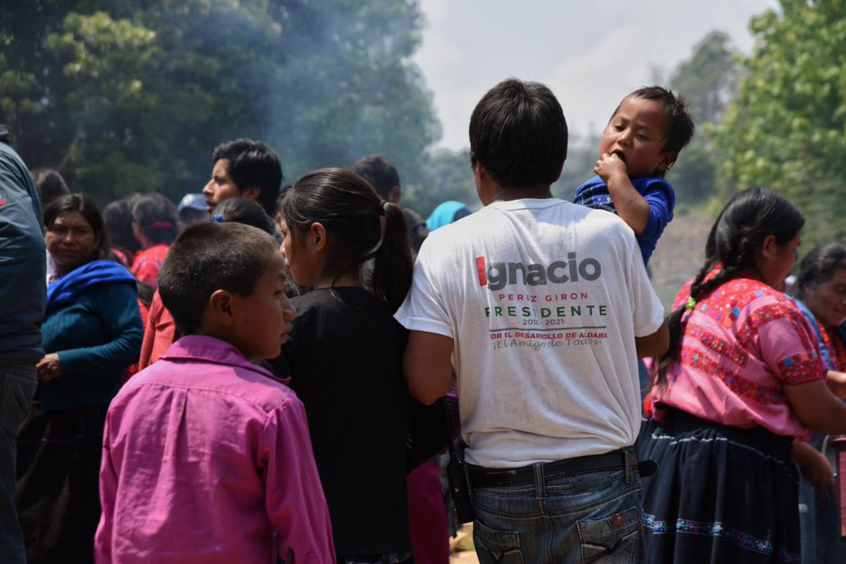 tragameluz's tweet photo. Cientos de personas acompañaron el funeral de Ignacio Pérez Girón, quien cumplía el encargo de presidente municipal en Aldama, Chiapas. Fue encontrado sin vida a un costado de la carretera Fral. SCLC-TGZ. #fotografiaChiapas #ChiapasDocumental #documentary #Tragameluz https://t.co/9l8SWULBuU