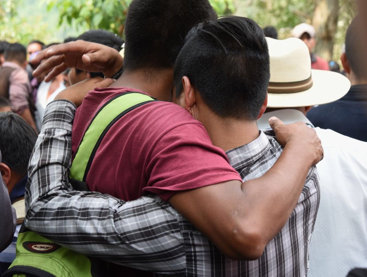 tragameluz's tweet photo. Cientos de personas acompañaron el funeral de Ignacio Pérez Girón, quien cumplía el encargo de presidente municipal en Aldama, Chiapas. Fue encontrado sin vida a un costado de la carretera Fral. SCLC-TGZ. #fotografiaChiapas #ChiapasDocumental #documentary #Tragameluz https://t.co/9l8SWULBuU