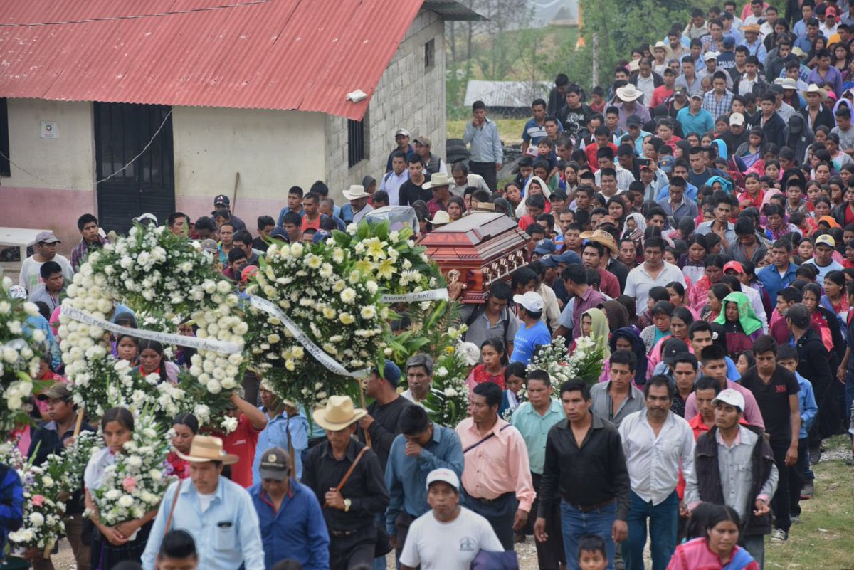 tragameluz's tweet photo. Cientos de personas acompañaron el funeral de Ignacio Pérez Girón, quien cumplía el encargo de presidente municipal en Aldama, Chiapas. Fue encontrado sin vida a un costado de la carretera Fral. SCLC-TGZ. #fotografiaChiapas #ChiapasDocumental #documentary #Tragameluz https://t.co/9l8SWULBuU