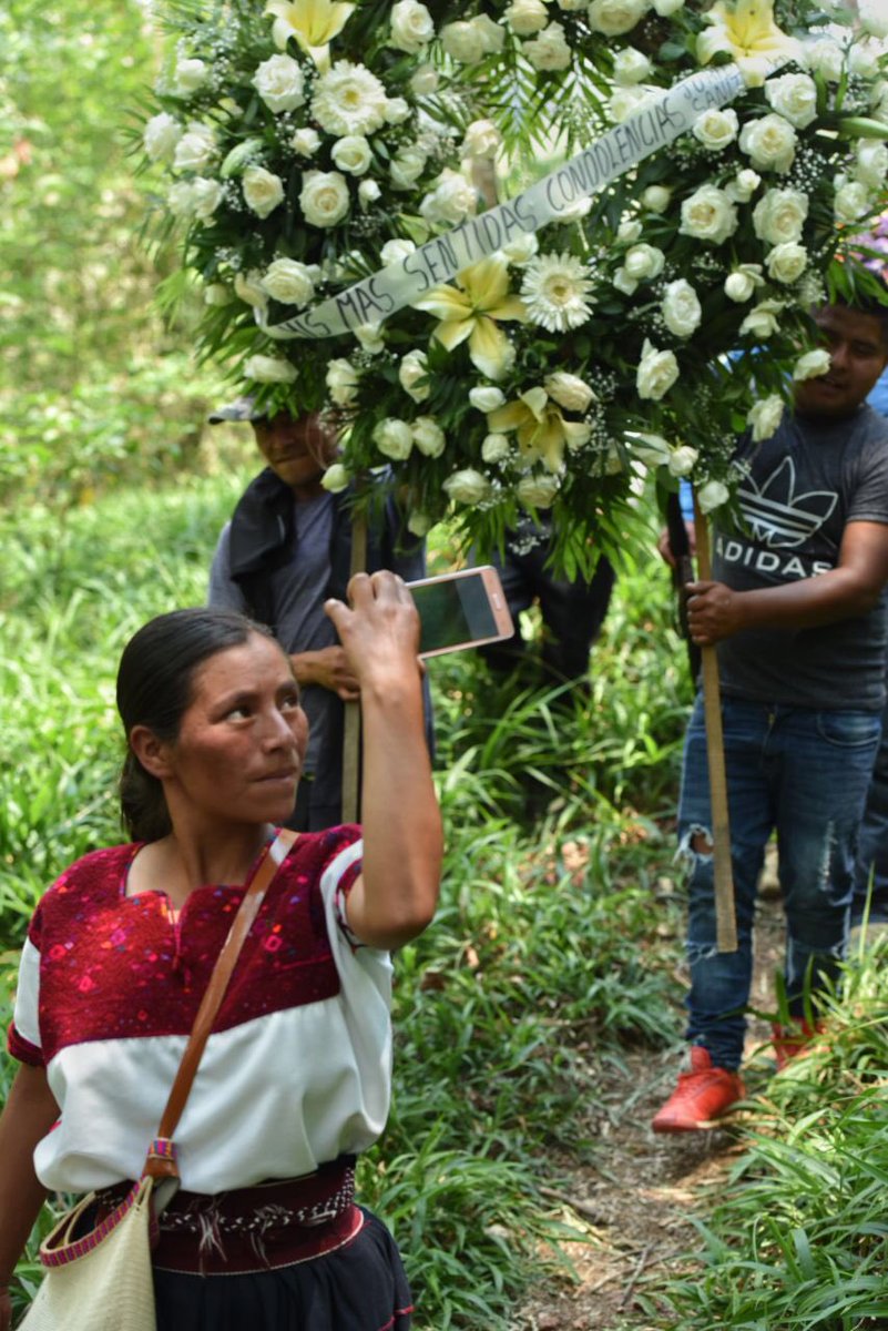 tragameluz's tweet photo. Cientos de personas acompañaron el funeral de Ignacio Pérez Girón, quien cumplía el encargo de presidente municipal en Aldama, Chiapas. Fue encontrado sin vida a un costado de la carretera Fral. SCLC-TGZ. #fotografiaChiapas #ChiapasDocumental #documentary #Tragameluz https://t.co/9l8SWULBuU