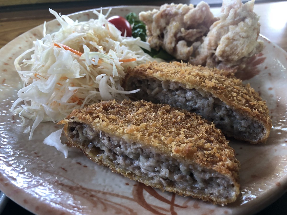 朝日新聞大分総局 湯吉 水を汲みに来る人が絶えぬ水の駅おづる に寄り 竹田丸福さんで昼ごはん メンチカツ とり天定食650円 ご飯おかわり可 カレーちゃんぽんも気になりますが 食事した人は湧水のコーヒーも100円で飲み放題でした 水の駅お