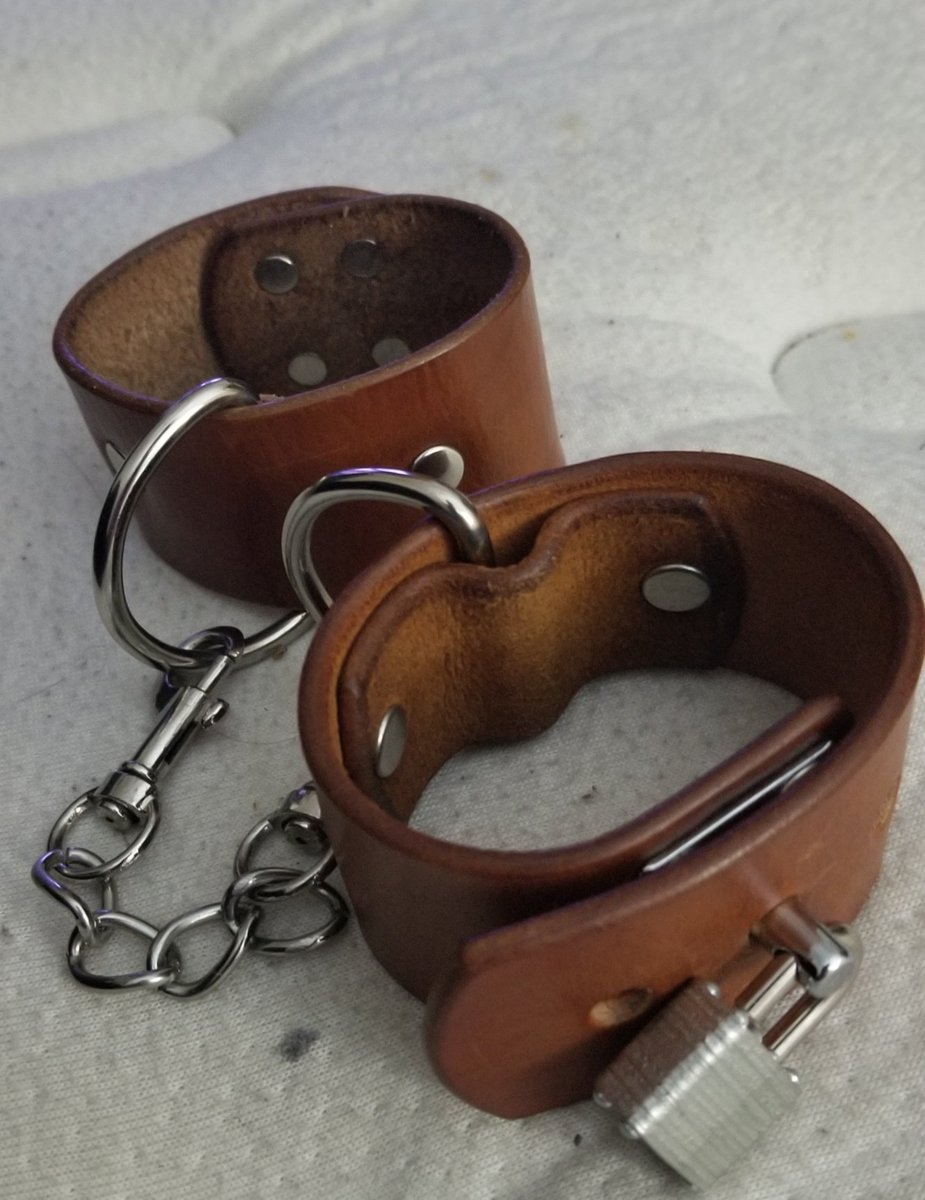 AJsLeatherCraft's tweet photo. Natural veg tan leather only gets better with time...
#AJsLeatherCraft #LeatherCraft #Bondage #BDSM https://t.co/k33tC8xdhq