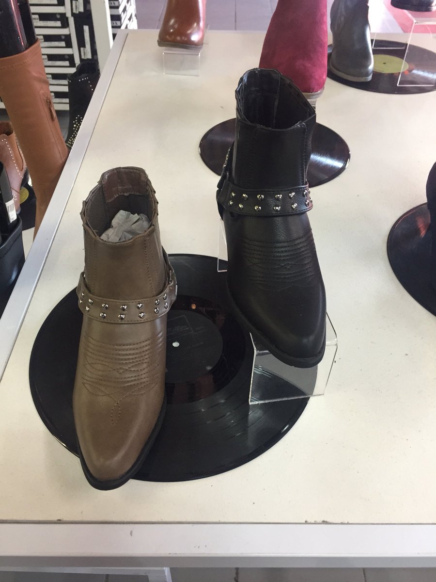 smelli_melly's tweet photo. Look, I love shoes as much as the next shoe crazy person, but #Icannotdeal with the senselessness of using these old great records to showcase shoes. Human race, let LPs die with dignity please! ✨ https://t.co/7eijdA7OCP
