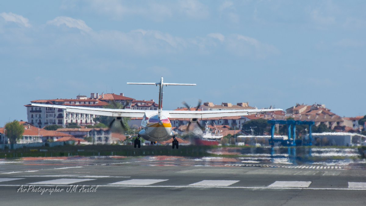 jmanatol's tweet photo. #BuenosDias
#Jueves
Deslizando, derrapando, #aterrizando en @DonostiAir #LESO con #vientocruzado que obliga al #ATRPilot a demostrar toda su valía y maestría a los mandos del @ATRaircraft de @AirNostrumLAM @Iberia
@controladores
#VuelaDesdeHondarribia https://t.co/kRdaQvRJtR
