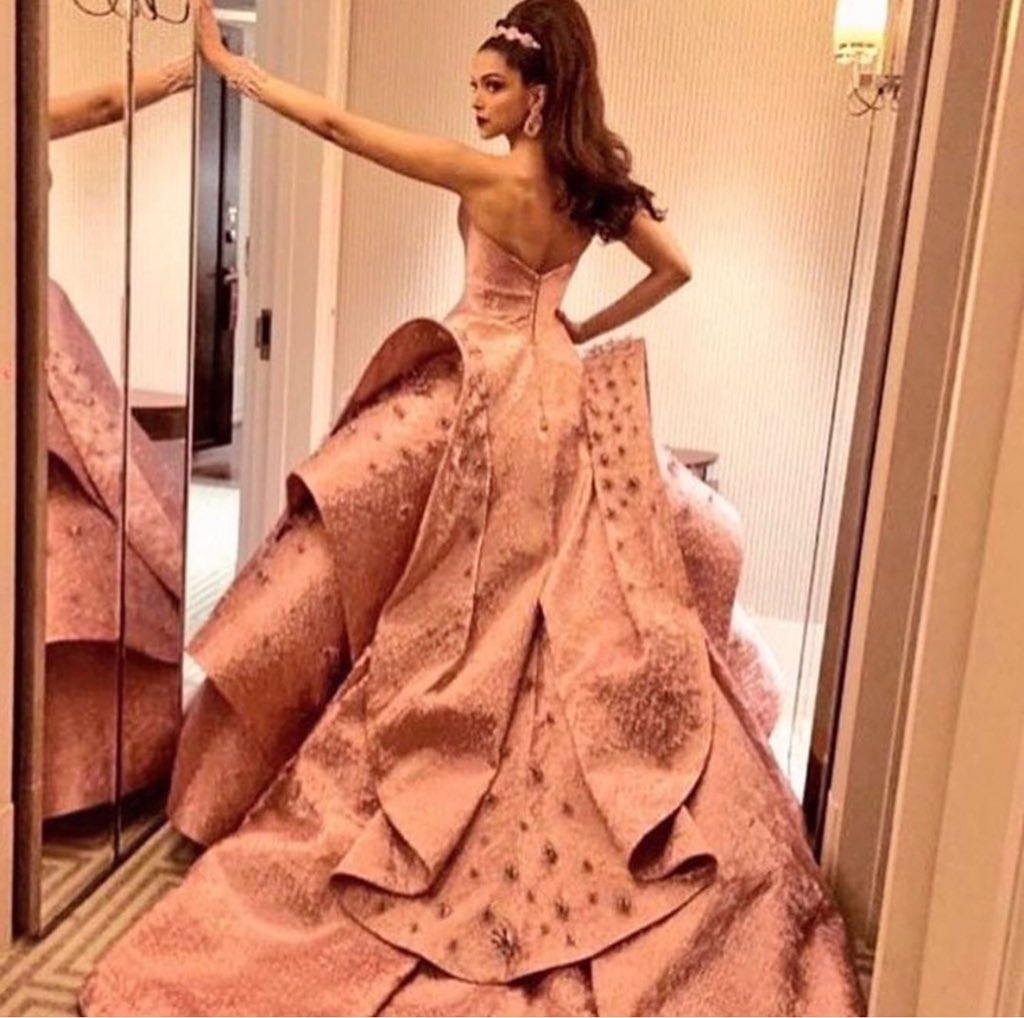 Deepika Padukone’nin Met Gala 2019’da ki prensesleri anımsatan pembe stili 💗 #deepikaatmet #METGala #BollywoodActress #DeepikaAtMetGala #DeepikaPadukone #MetGala2019