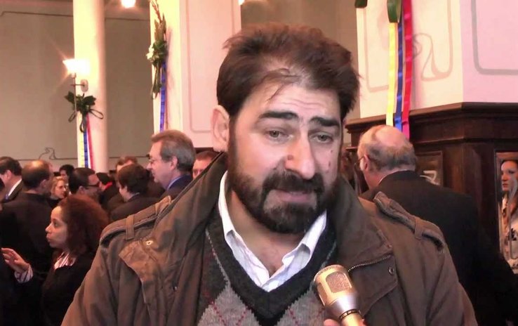 MonicaMorelli19's tweet photo. Placeres, leyendo su renuncia:
Habló de la "sarta de mentiras que llovieron sobre mi", (cara rota). 
Nos enseñó como NO SE DEBE HABLAR, "corrucion", "inefof", "fonde", "carater", "interperie", varios disparates más y con las "s" que se come debería andar rodando.
NO+FA https://t.co/nH5hyJRbSE