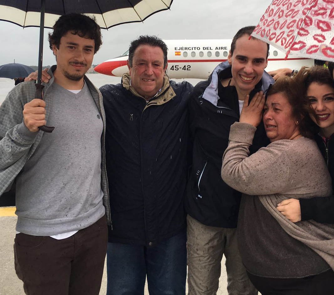 APampliega's tweet photo. Esta foto es la máxima expresión de la palabra FAMILIA. Se cumplen tres años de esta imagen y sólo puedo dar gracias por la suerte que tengo de tener a mis padres y a mis hermanos a mi lado. Soy quién soy gracias a ellos. #Gracias. Foto: Jorge Rodríguez (8 de mayo 2016) https://t.co/Sbq896jHaT